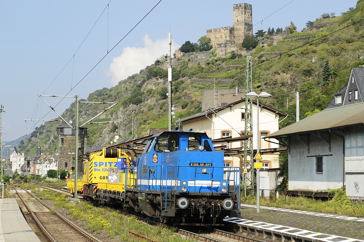 Auf dem Weg nach Süden dieselt die Spitzke V 100-SP-027 am 18.09.2021 durch den Bahnhof Kaub