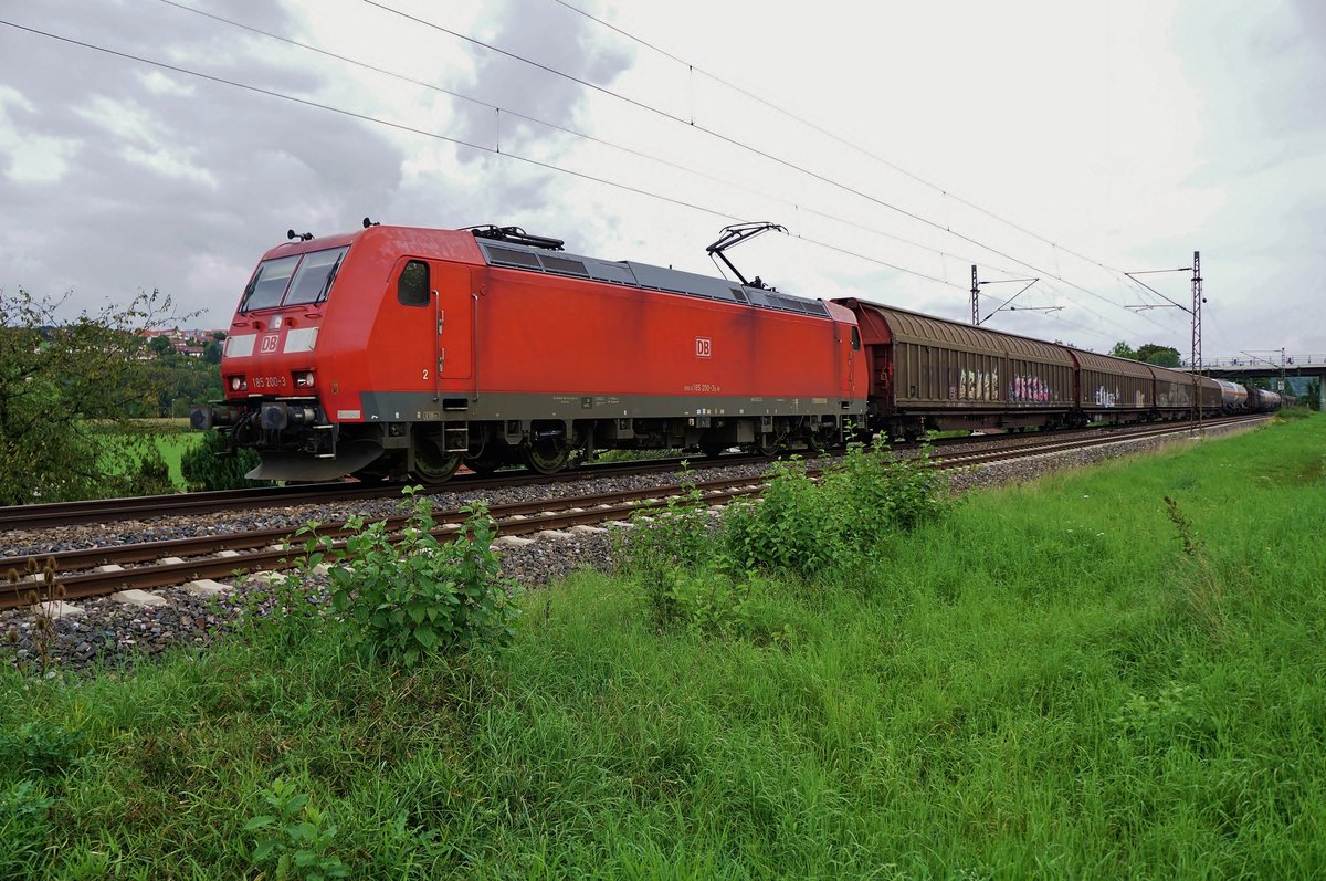 Auf dem Weg nach Tübingen durchfährt am 02.09.2017 der Rheintalumleiter 185 200 mit gemischtem Güterzug den Bahnhaltepunkt Lustnau.