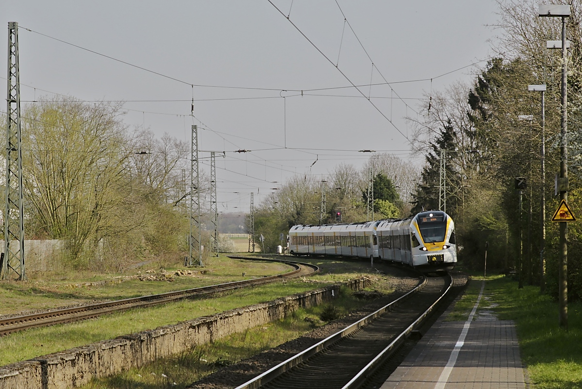 Auf dem Weg nach Venlo fährt ein ET 6/ET 7-Doppel der Eurobahn am 27.03.2020 in Boisheim ein