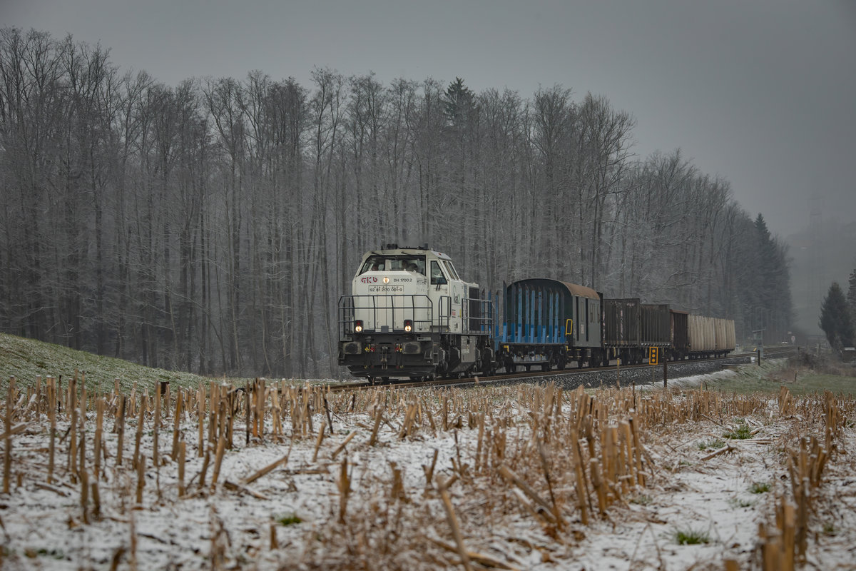 Auf dem Weg nach Wies Eibiswald donnert DH 1700.2 mit Ihrem Güterzug bei Hohlbach durch die leich verschneite Süd-Weststeiermark. 
13.12.2019