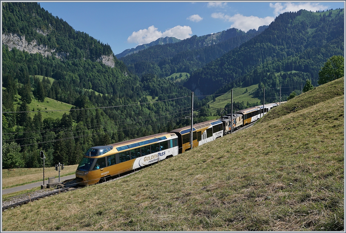 Auf dem Weg nach Zweisimmen erreicht der MOB Panoramic Express IR 2130 den Bahnhof Allières.
23. Juni 2018