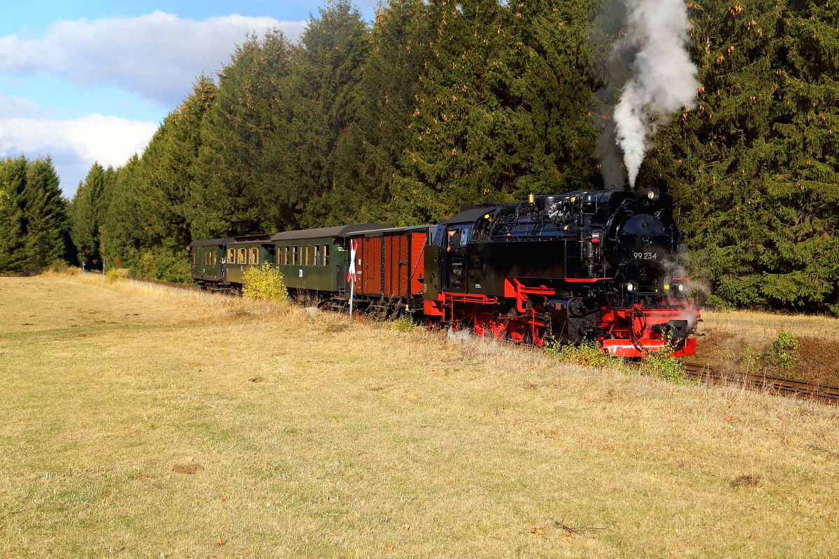 Auf dem Weg in Richtung Eisfelder Talmühle gab es am 21.10.2018 für 99 234 mit ihrem IG HSB-Sonder-PmG, kurz hinter Stiege, wieder einen Fotohalt. Das Bild zeigt den Zug beim Zurücksetzen für eine Scheinanfahrt.