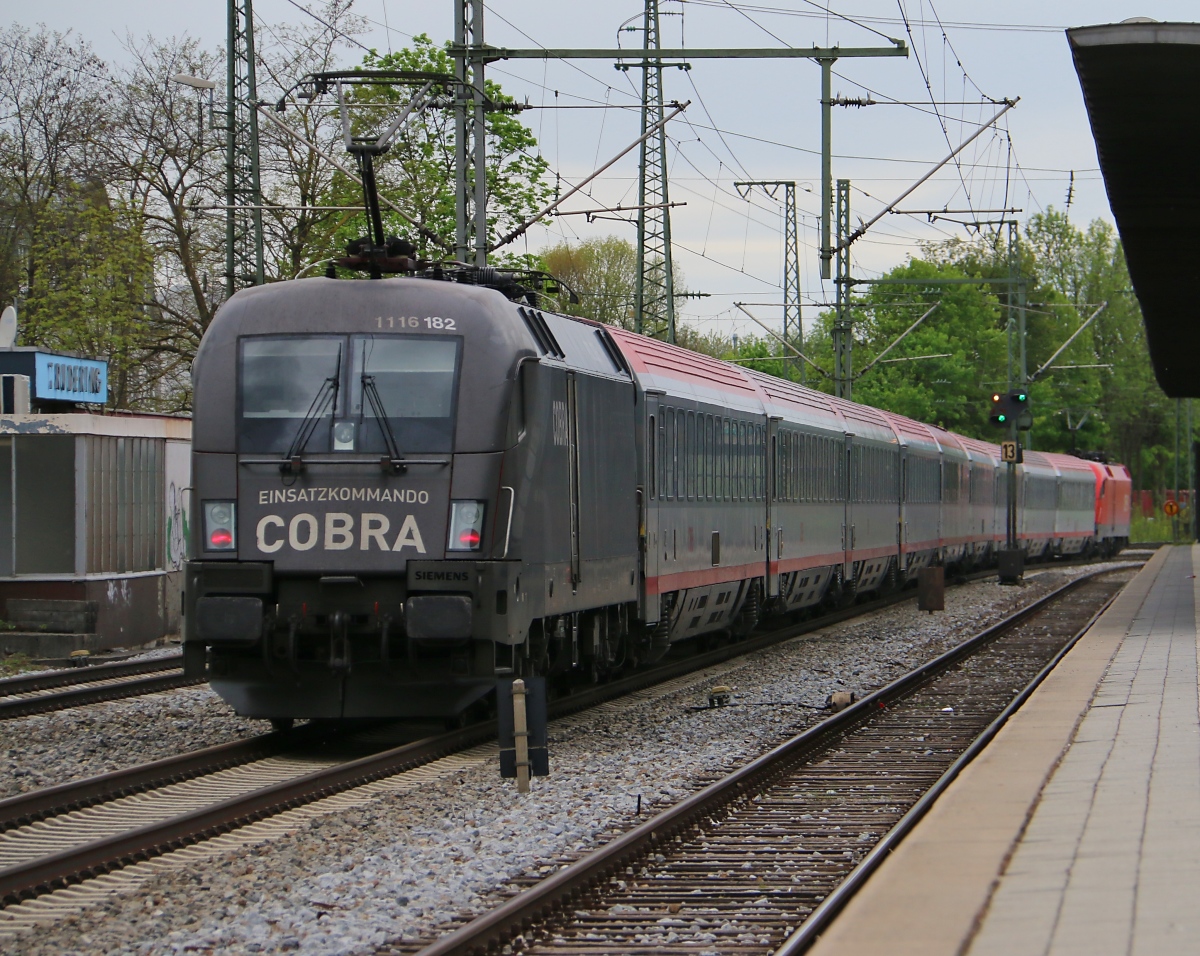 Auf dem Weg in Richtung München Hbf war dieser OIC gesandwicht von 1116 129 und 1116 182 am 04.05.2015. Aufgenommen in München-Trudering.