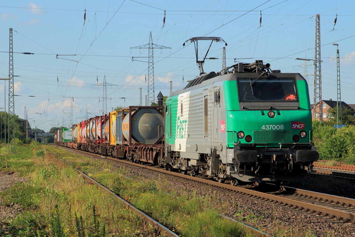 Auf dem Weg Richtung Süden durchfährt SNCF Fret 437008 am 10.09.2015 Lintorf