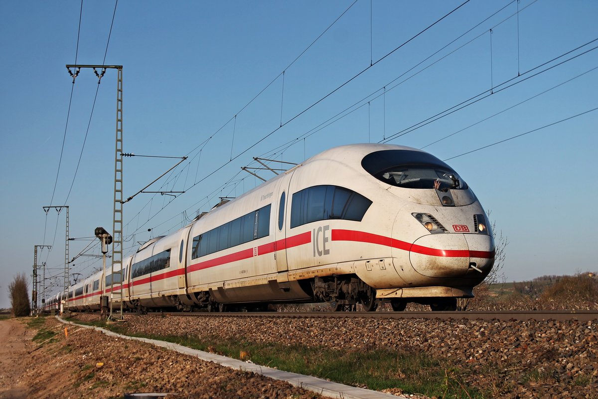 Auf dem Weg vom Ruhrgebiet nach Basel SBB, war am Nachmittag des 27.03.2017 der 403 013-6  Treuchtlingen  zusammen mit dem redesignten 403 002-9  Hansestadt Lübeck , als sie nördlich von Müllheim (Baden) nur noch wenige Kilometer vor sich hatten.