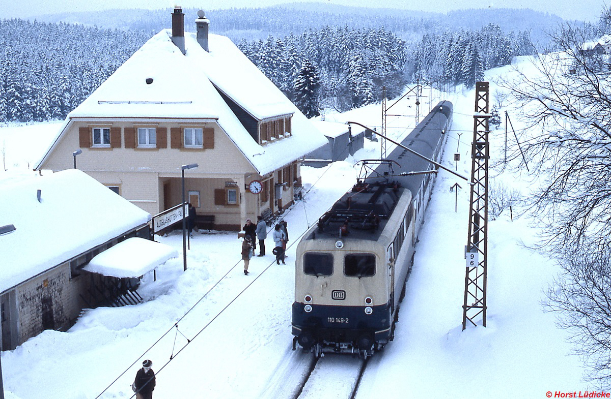Auf dem Weg von Schluchsee nach Freiburg macht 110 149-2 Anfang Januar 1981 einen Zwischenhalt in Altglashütten-Falkau