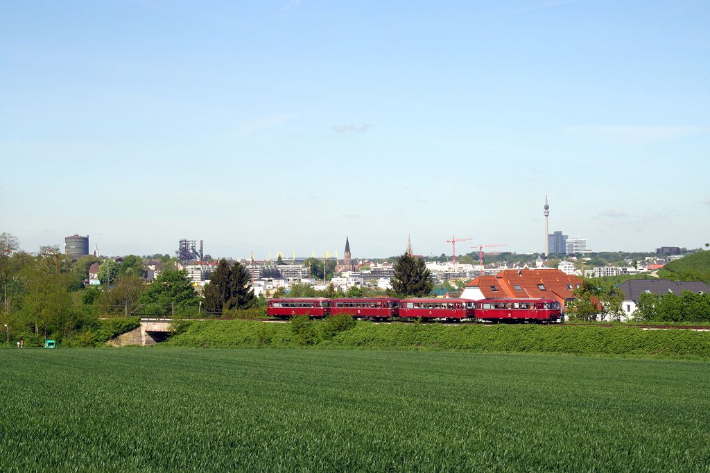 Auf dem Weg von Schwerte nach Dortmund-Hörde rollen 796 760, 996 309, 996 299 und 796 690 (hinten) an der Dortmunder Stadtkulisse vorbei (10.05.2015)