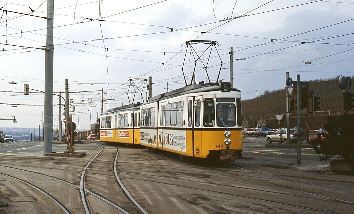 Auf dem Weg von Stammheim nach Möhringen kommen der GT4 745 und ein weiterer GT4 als Linie 5 am 28.02.1987 am Pragsattel an