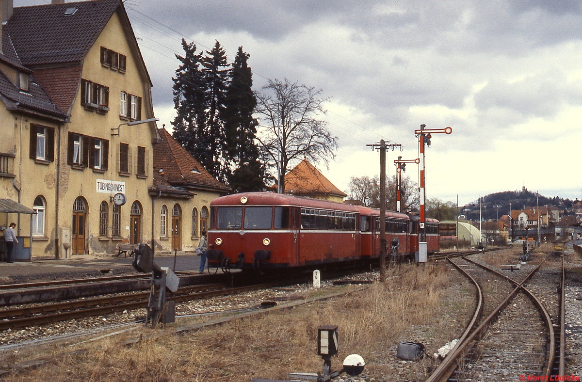 Auf dem Weg von Tübingen nach Entringen legt eine 798/998-Garnitur einen Zwischenhalt in Tübingen West ein (Februar 1989). Zu dieser Zeit fuhren die Züge nur bis Entringen, Güterverkehr gab es bis Gültstein, das Reststück nach Herrenberg war stillgelegt. Seit 1999 verkehren wieder durchgehende Züge von Tübingen nach Herrenberg.