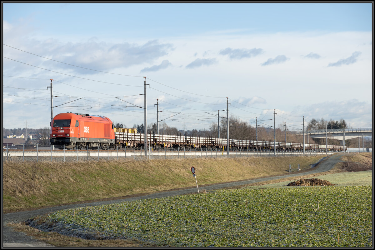Auf dem Weg in den Tunnel ,.... Eine Öbb 2016 bringt frischen  Schwellenfelder  in den Bahnhof Weststeiermark . Diese werden in den nächsten Tagen im Koralmtunnel verbaut . 1.Februar 2023