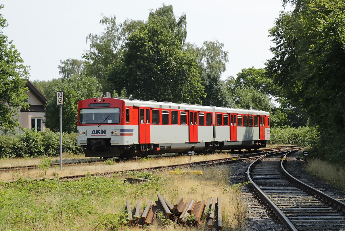 Auf dem Weg von Ulzburg nach Elmshorn trifft der VT 2.68 der AKN am 09.07.2023 in Barmstedt ein