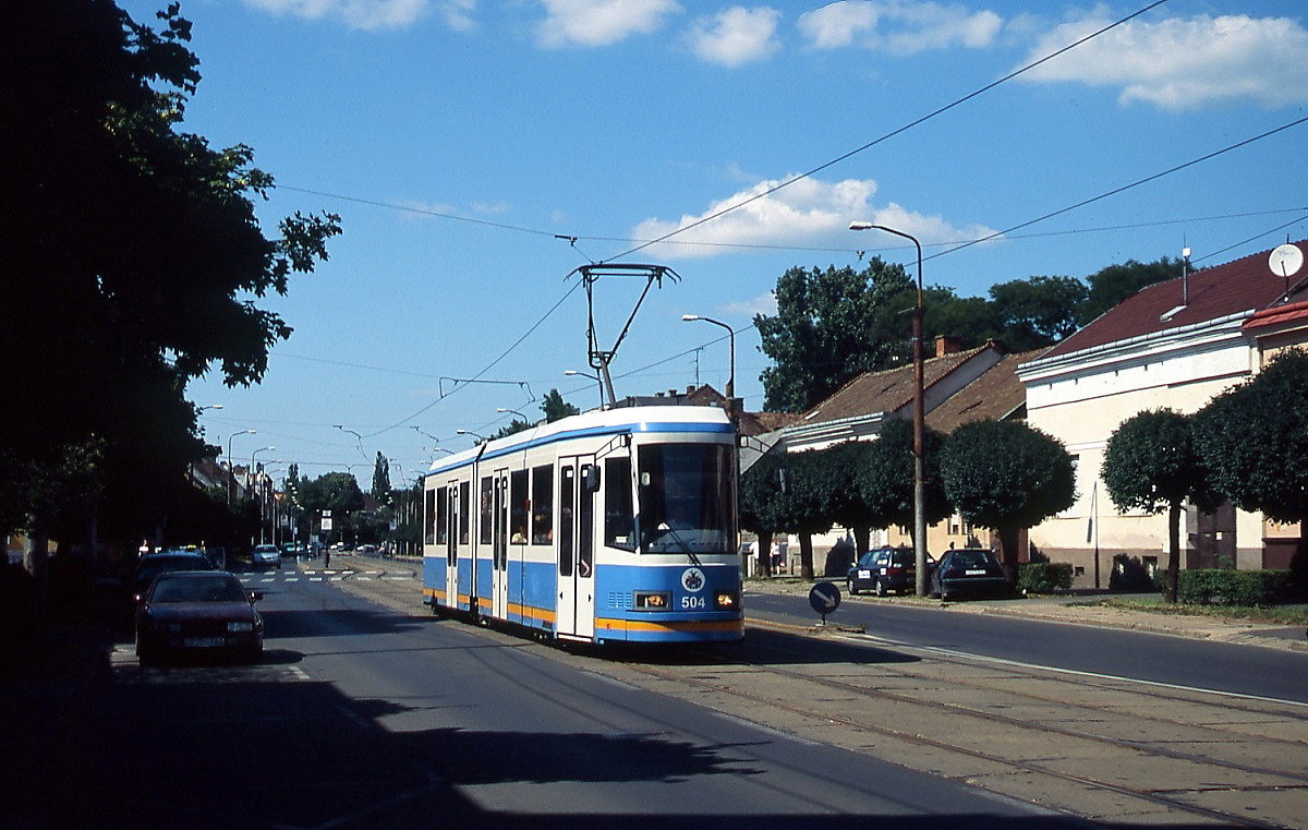 Auf dem Weg von der Universität zum Hauptbahnhof fährt Tw 504 durch die nördlichen Debreciner Vororte (13.06.2011)