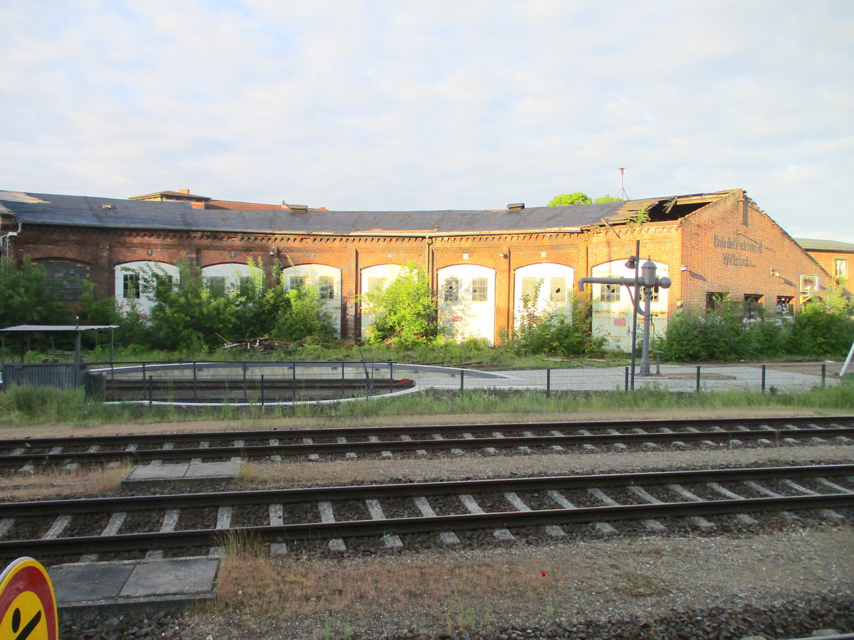 Auf dem Weg in den Urlaub legte ich meine Pause,am 26.Mai 2020,in Wittstock ein.Vom Bahnsteig aus konnte ich den ehemaligen Lokschuppen von der Einsatzstelle Wittstock fotografieren.