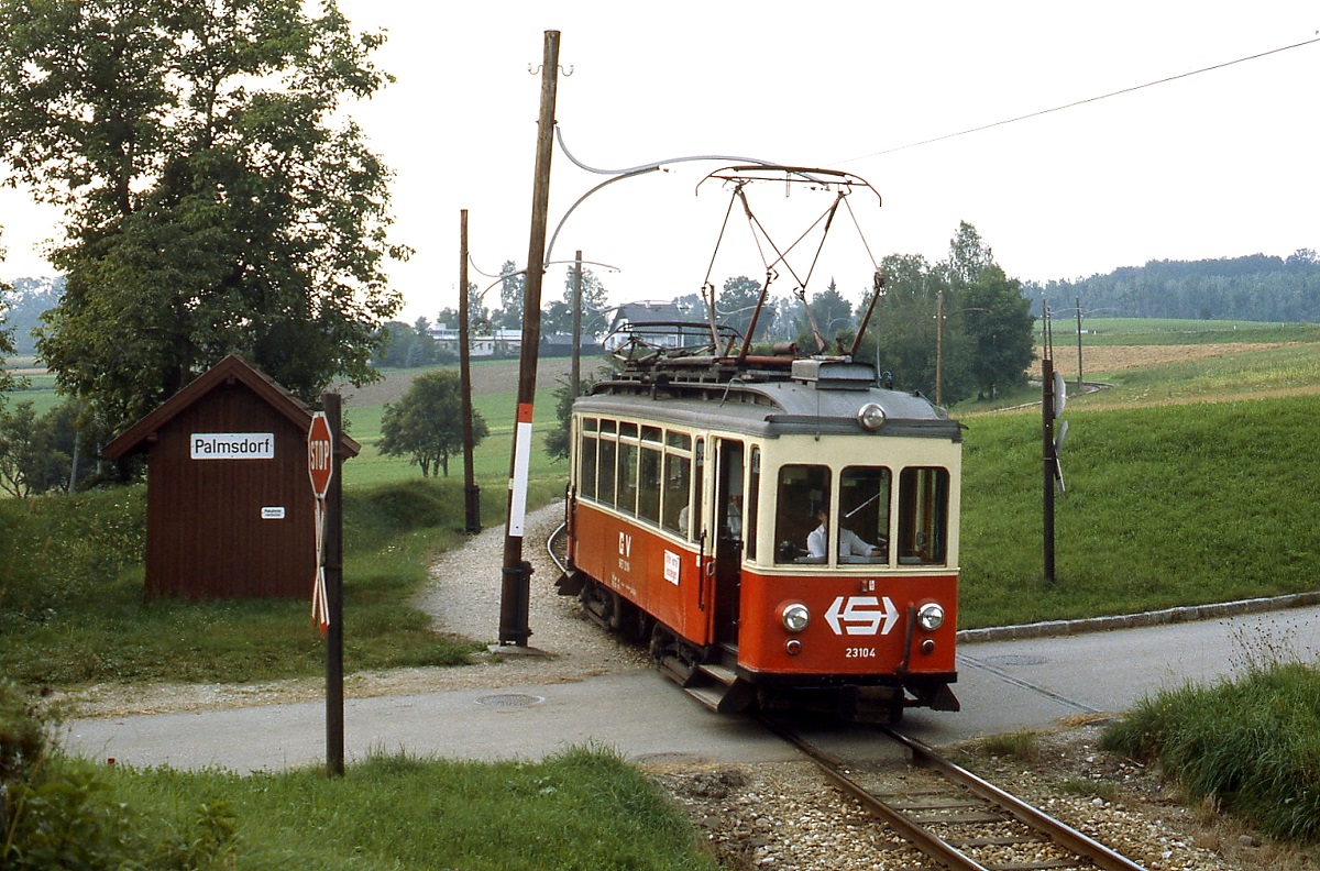 Auf dem Weg von Vöcklamarkt nach Attersee verlässt ET 23 104 (ex Rheinbahn 110) im August 1987 den Haltepunkt Palmsdorf. Der Triebwagen wurde ein halbes Jahr später beim Brand des Atterseer Lokschuppens zerstört.