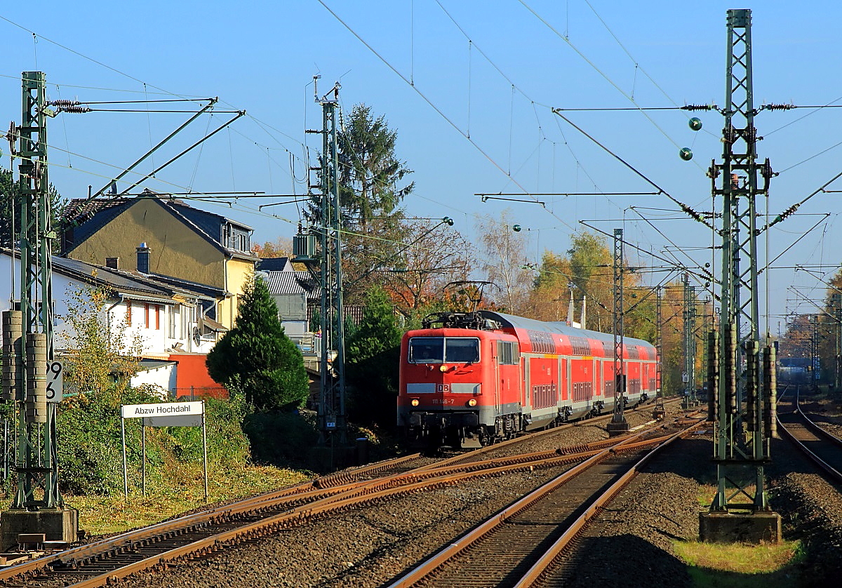 Auf dem Weg von Wuppertal nach Düsseldorf fährt 111 146-7 mit dem RE 4 am 01.11.2015 am Abzweig Hochdahl vorbei