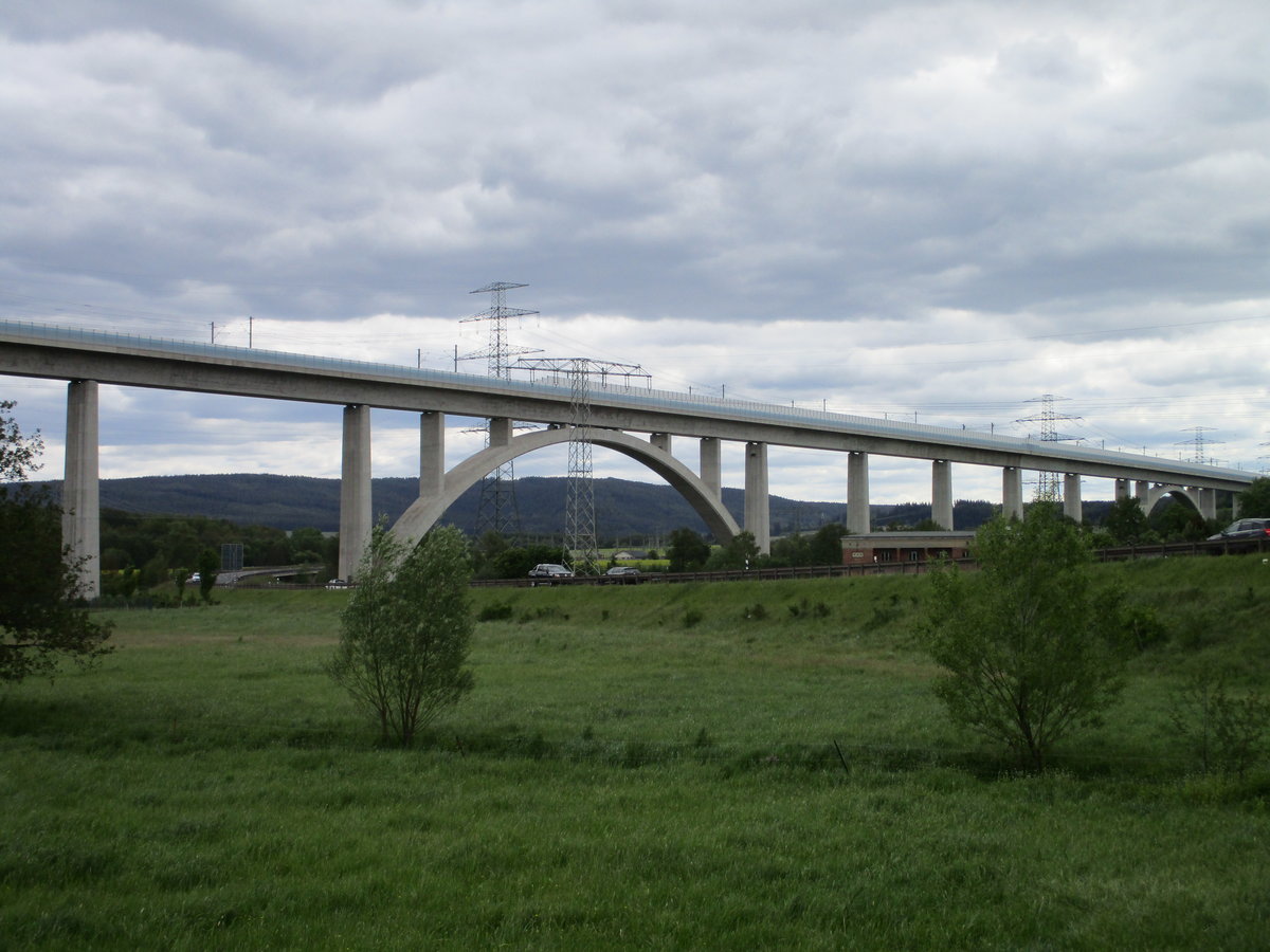 Auf dem Weg zu meinem nächsten Ziel,am 27.Mai 2020,kam ich auch an der 1681m langen,imposanten Ilmtalbrücke bei Gehren vorbei.Nur erwischte ich kein ICE beim überqueren der Brücke,