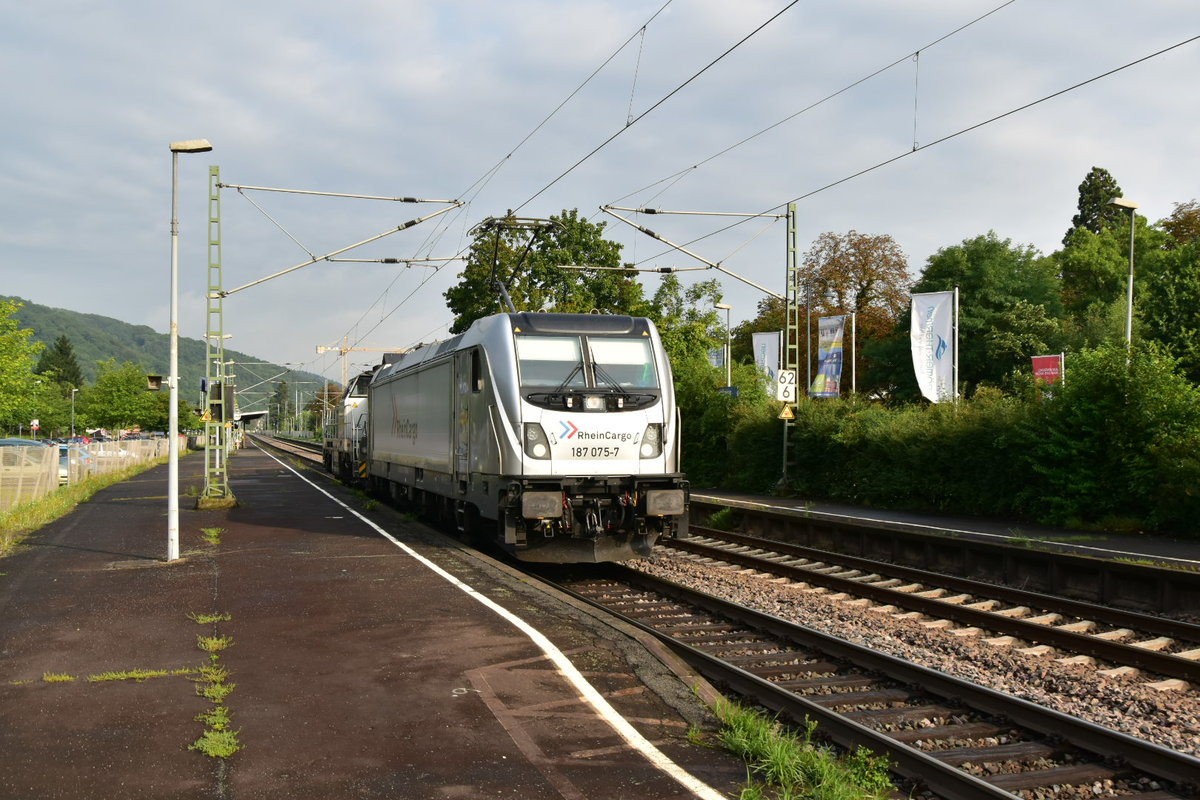Auf dem Weg zum 40jährigen Jubiläum der Brohltalbahn sind hier die Rhc 187 075 und die Vossloh 4185 013 durch Bad Breisig fahrend zu sehen. 26.8.2017
