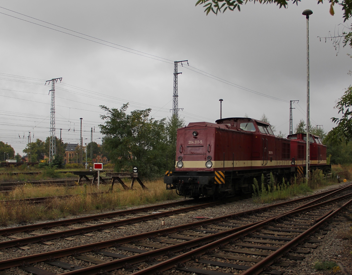 Auf dem Weg zum Bahnbetriebswerk Stendal konnte mit Hilfe der LiveView Funktion der Kamera über den Zaun hinweg ein Bild der abgestellten 204 311-5 (202 311-7) und 204 347-9 (202 347-1) der MTEG gemacht werden. Aufgenommen am 21.09.2013.