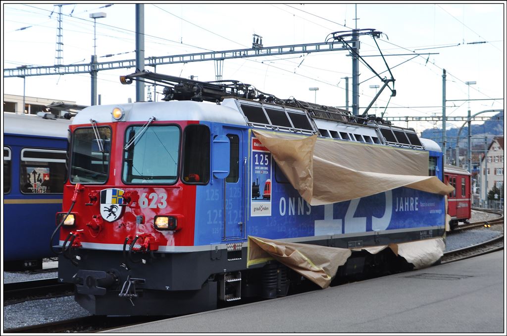 Auf dem Weg zum Bahnhof Chur fiel mir diese Lok im Arosaareal auf. Es sah so nach Loktaufe aus, wobei der starke Föhn bereits Vorarbeit geleistet hatte. (17.12.2013)