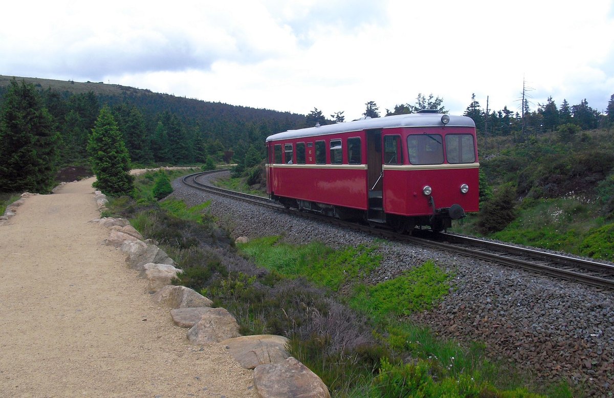 Auf dem Weg zum Brocken wurde auch auf dem Abschnitt im Brockenmoor gehalten.Links oben ist das Einfahrsignal des Bahnhofs Brocken zu erkennen, etwa 100 Höhenmeter trennen uns noch. 23.06.2012 