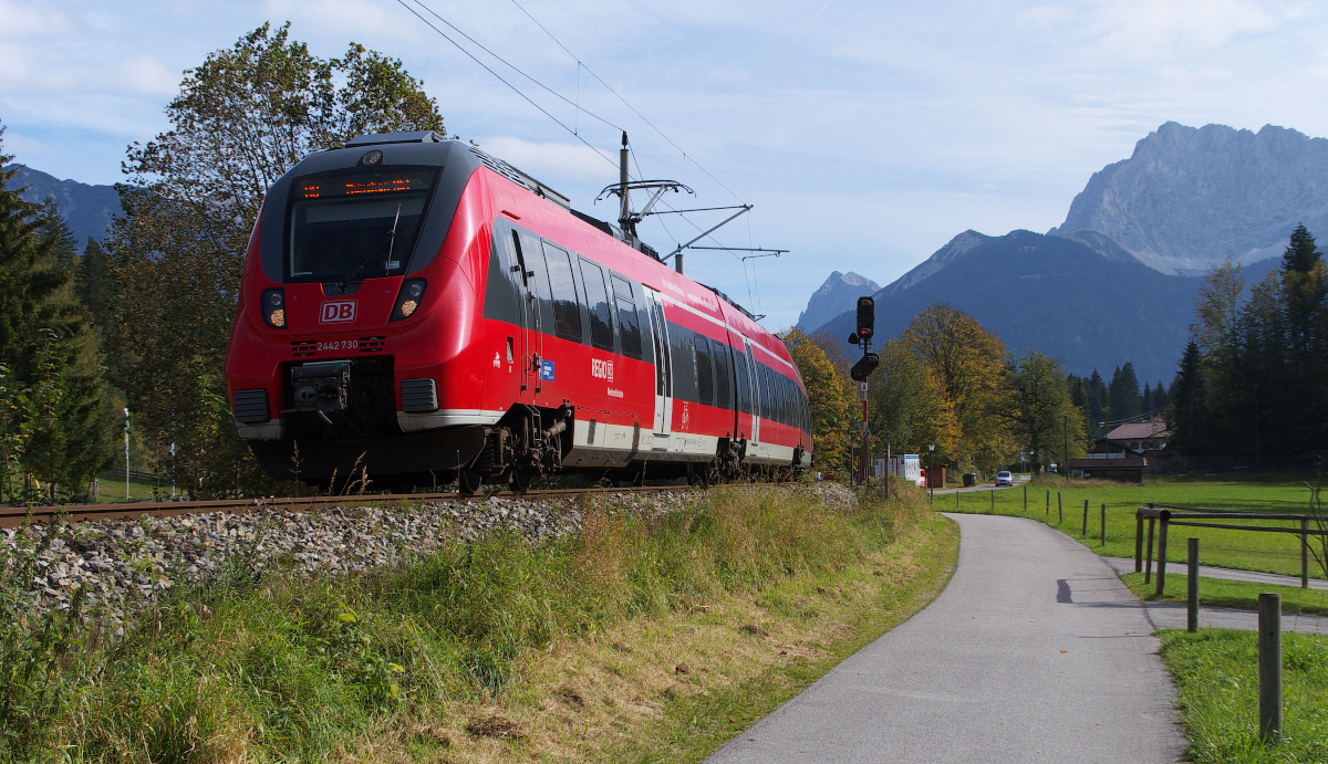 Auf dem Weg zum Geroldsee - Am ersten Tag unseres Mittenwald Aufenthaltes waren wir zum Wildensee gewandert. Am zweiten Tag wollten wir es etwas ruhiger angehen lassen und spazierten zum Geroldsee. Auf dem Weg dorthin geht es knapp 2 Kilometer am der Mittenwaldbahn vorbei. 2442 230 ist als RB von Seefeld nach München unterwegs und hat gerade den Bahnhof Klais verlassen. Bahnstrecke 5504 München Hbf. - Mittenwald Grenze am 07.10.2014