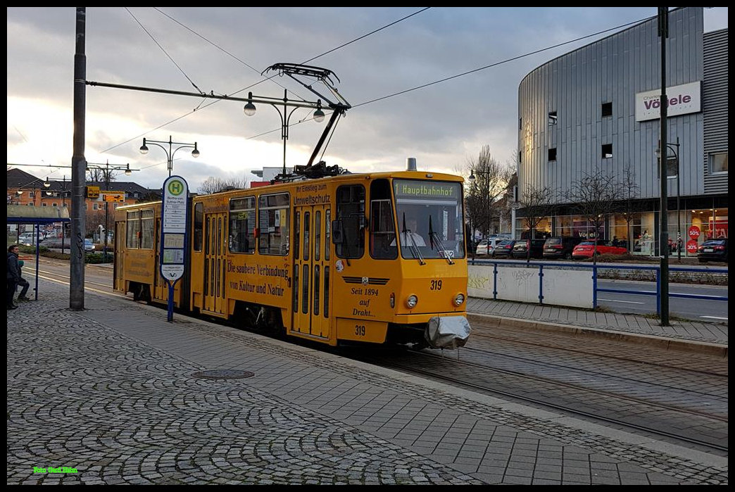 Auf dem Weg zum Hauptbahnhof hält hier die Tatra Tram 319 am Berta von Suttner Platz in Gotha.