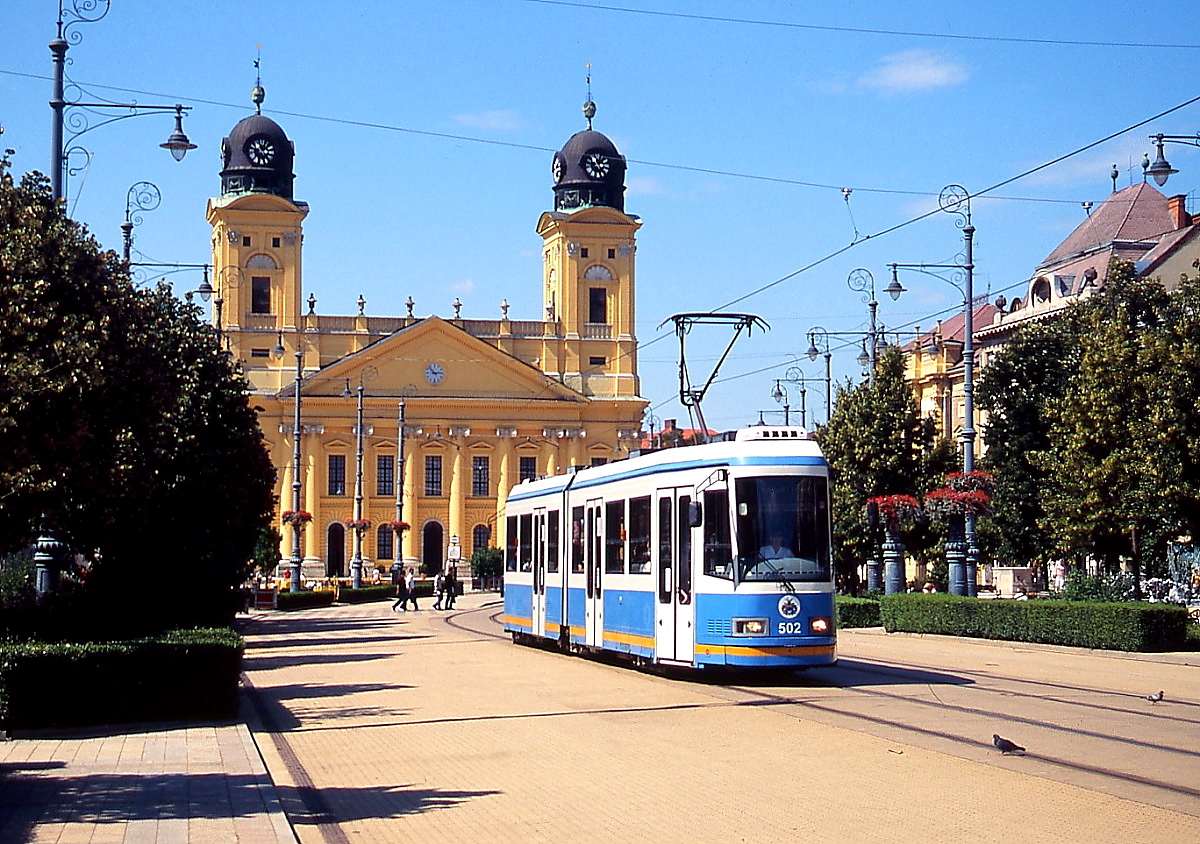 Auf dem Weg zum Hauptbahnhof hat Tw 502 am 13.06.2011 den Kossuth ter erreicht, im Hintergrund die Große Reformierte Kirche