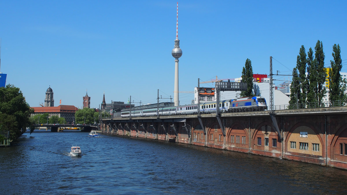 Auf dem Weg zum nächsten (Einsteiger-)Halt Berlin Ostbahnhof ist EC 45 mit Ziel Warschau.
Hier beim Passieren des S-Bahn Bahnhofes Berlin-Jannowitzbrücke.

Berlin, der 13.05.2018