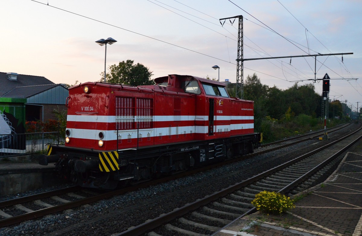Auf dem Weg zum Rheydter Rangierbahnhof ist die V100.4 / 202 374-5 der Hessischen Güterbahn am Abend des 30.9.2014