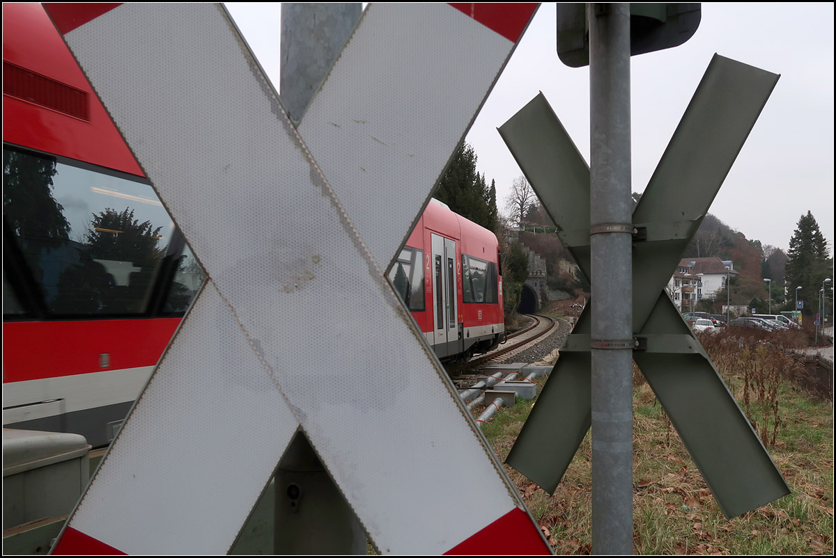 Auf dem Weg zum Tunnel -

...passiert ein Regioshuttle die beiden Andreaskreuze am Bahnübergang östlich des Bahnhofes Überlingen-Therme. Eine weitere Version der Zwei-Andreaskreuze-Bilder.

09.02.2018 (M)