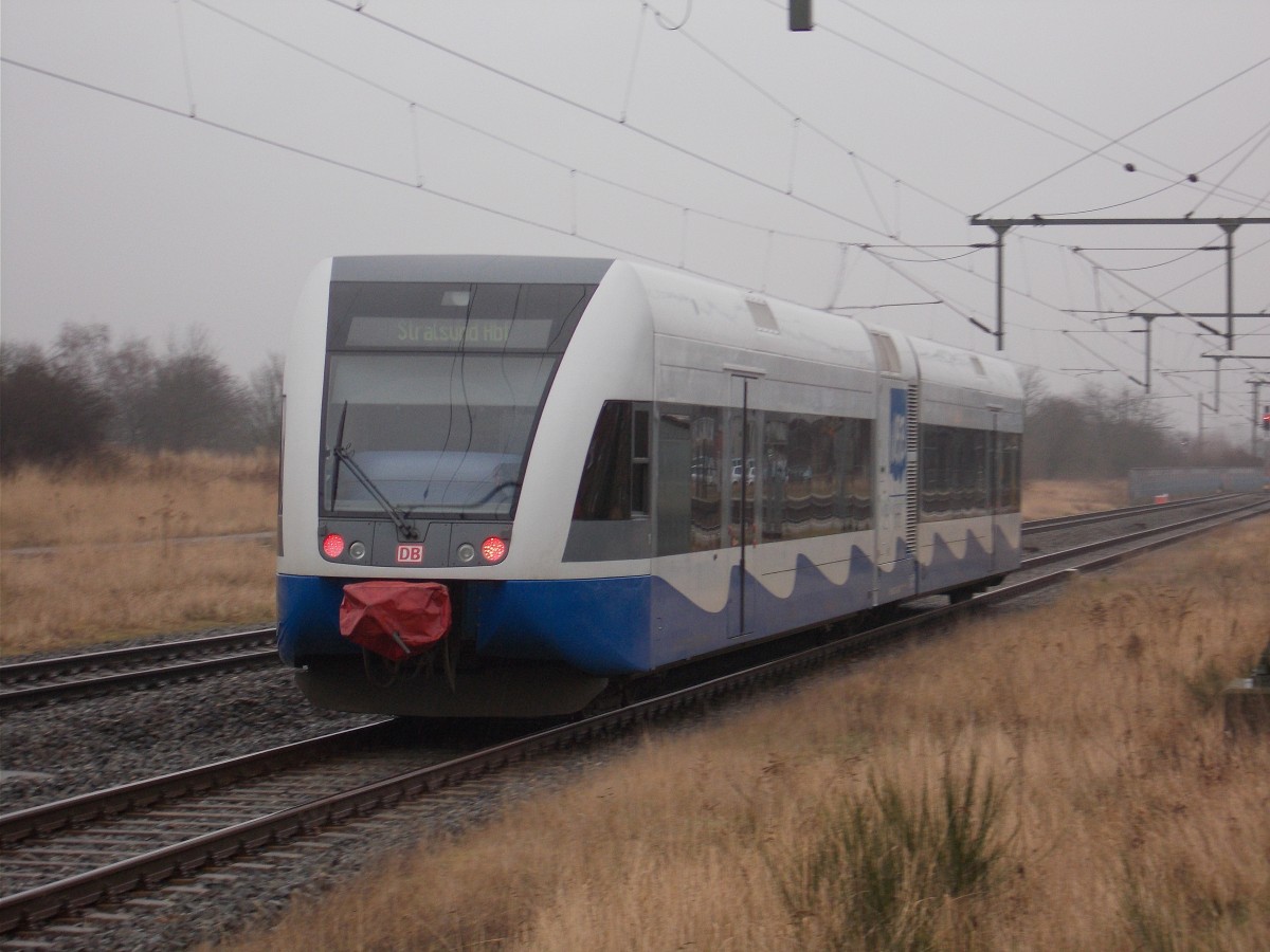 Auf dem Weg zum Velgaster Bahnsteig war der UBB 646 122 am 01.Februar 2016.