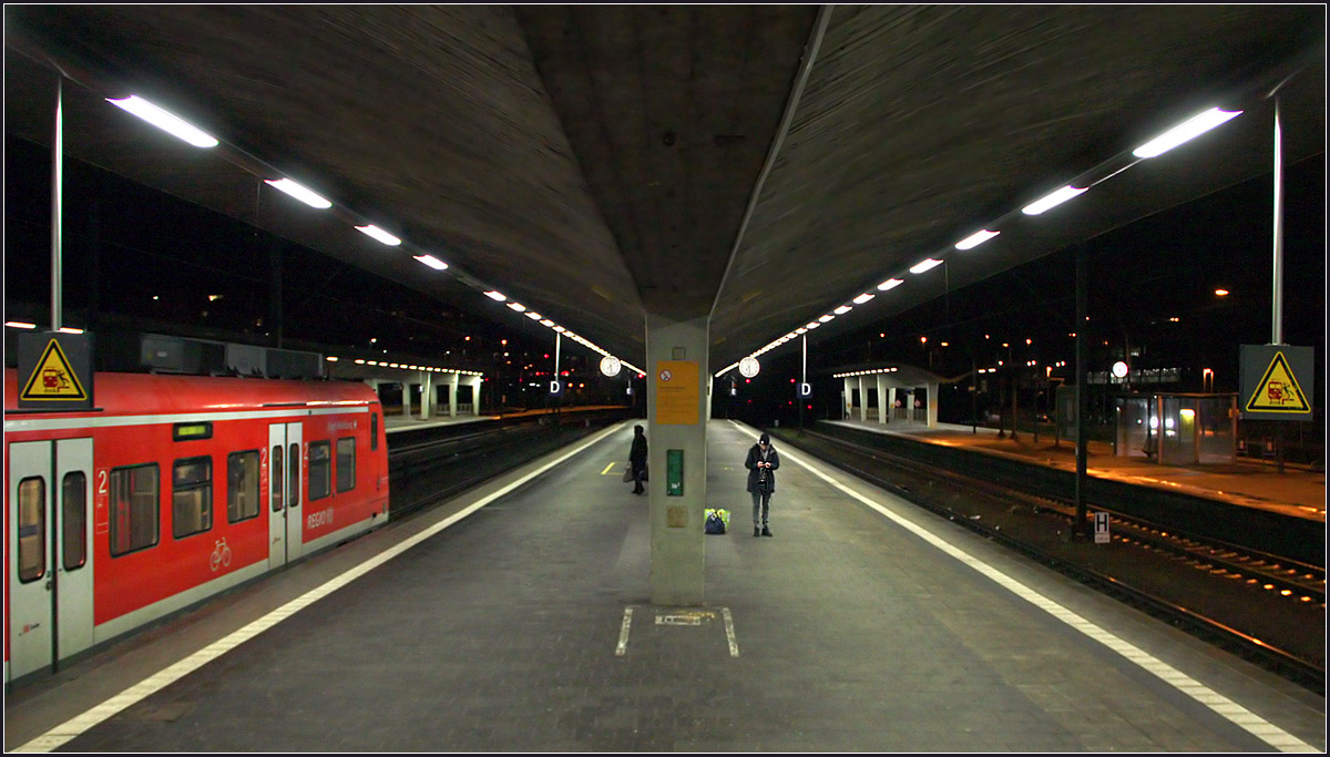 Auf dem Weg zum Zug -

Abfahren im Hauptbahnhof Heidelberg.

02.01.2016 (M)




