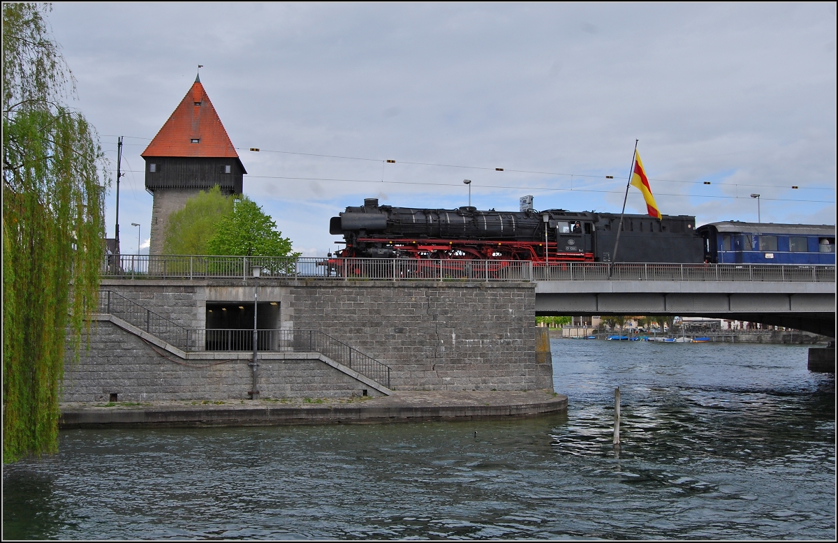 Auf dem Weg zur Arbon Classics. 01 1066 der Ulmer Eisenbahnfreunde überquert den Rhein in Konstanz. Mai 2008.