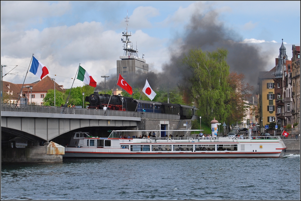 Auf dem Weg zur Arbon Classics.

01 1066 der Ulmer Eisenbahnfreunde überquert den Rhein in Konstanz. Die Arenenberg schafft es, genau im gleichen Moment die Rheinbrücke zu passieren. Mai 2008.