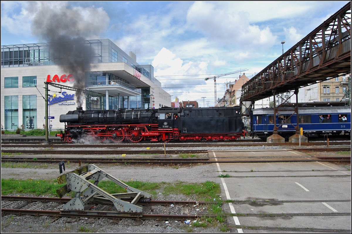Auf dem Weg zur Arbon Classics. 01 1066 der Ulmer Eisenbahnfreunde fährt zügig weiter nach Rorschach. Konstanz, Mai 2008.