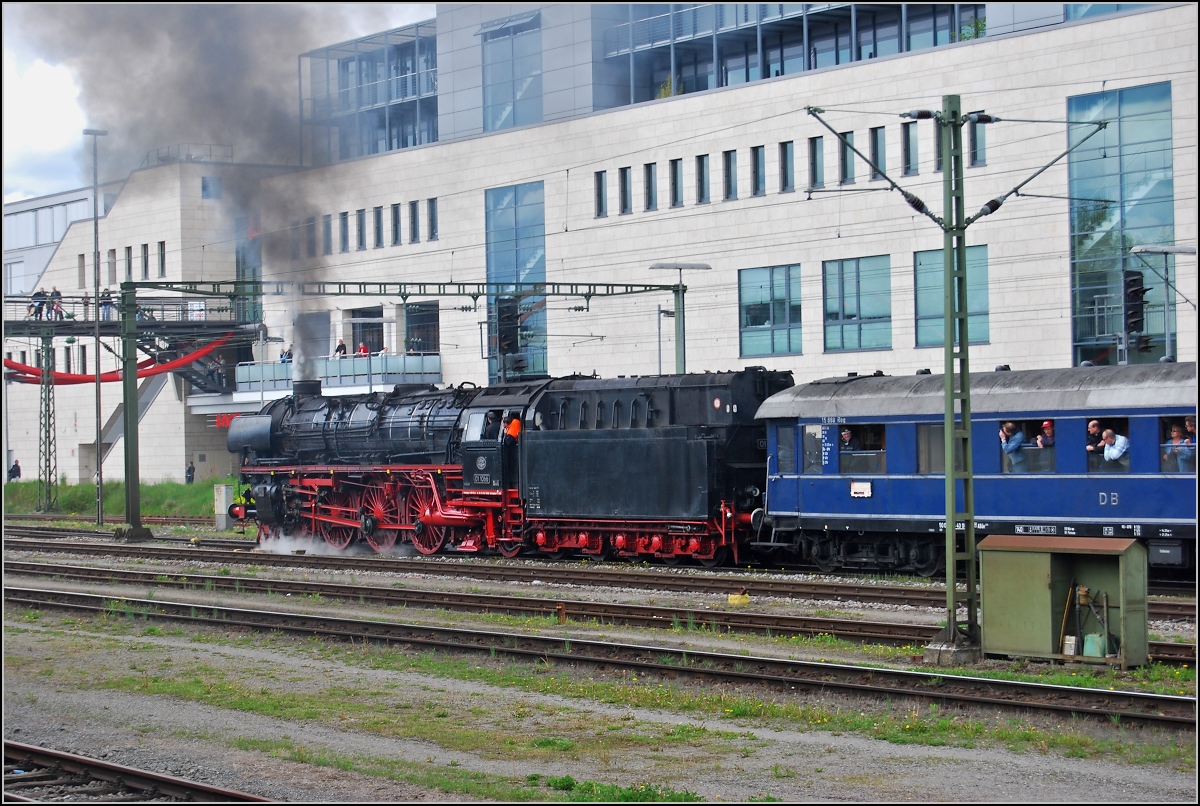 Auf dem Weg zur Arbon Classics. 01 1066 der Ulmer Eisenbahnfreunde fährt zügig weiter nach Rorschach. Konstanz, Mai 2008.