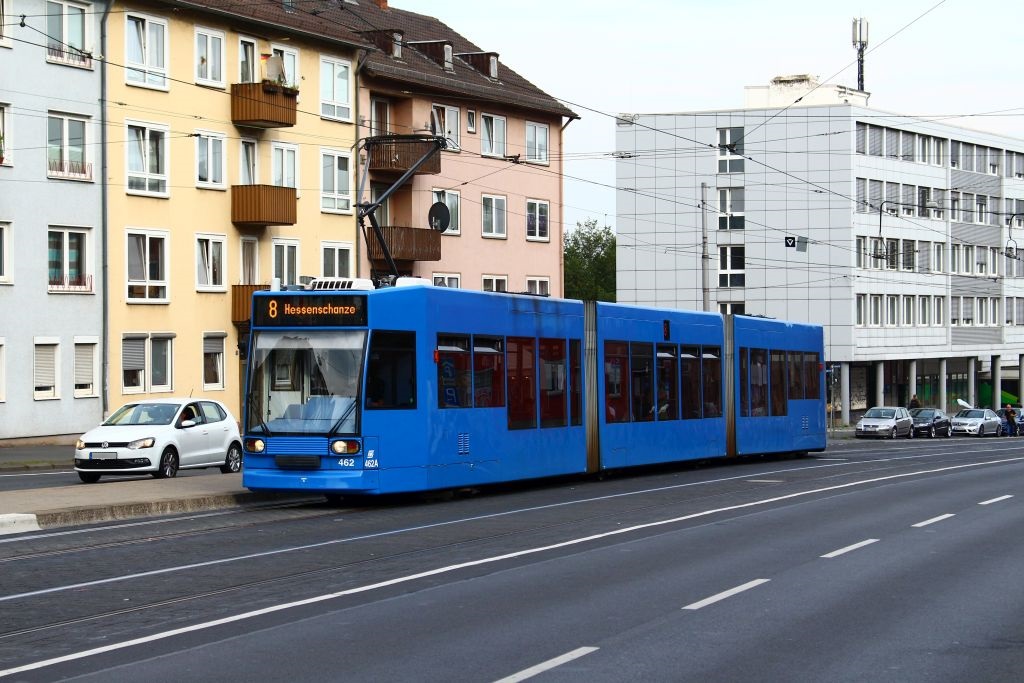 Auf dem Weg zur Endstation Hessenschanze wartet  KVG-Triebwagen 462 am 10.09.2018  Am Stern  bis die Bahn davor die Haltestelle verläßt