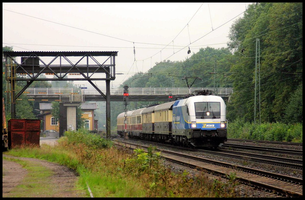 Auf dem Weg zur großen Fahrzeugschau in Osnabrück kommt hier am 3.9.2006 der MWB Taurus 1116.912 mit einer Rheingold Garnitur durch den Bahnhof Natrup Hagen.