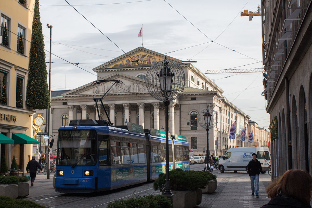 Auf dem Weg zur nächsten Haltestelle  Theatinerstraße  wurde am 24.11.14 eine Münchner  Tram  fotografiert.
