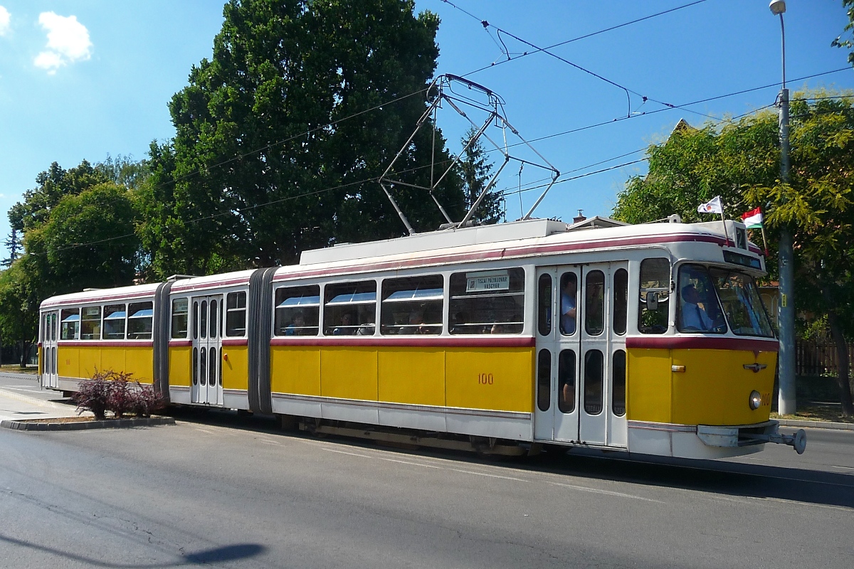 Auf dem Weg zurück in die Stadt fuhr diese ältere Straßenbahn längere Zeit neben mir her. Das Foto entstand allerdings von einem kleinen Parkplatz aus.

Miskolc, 10.7.16