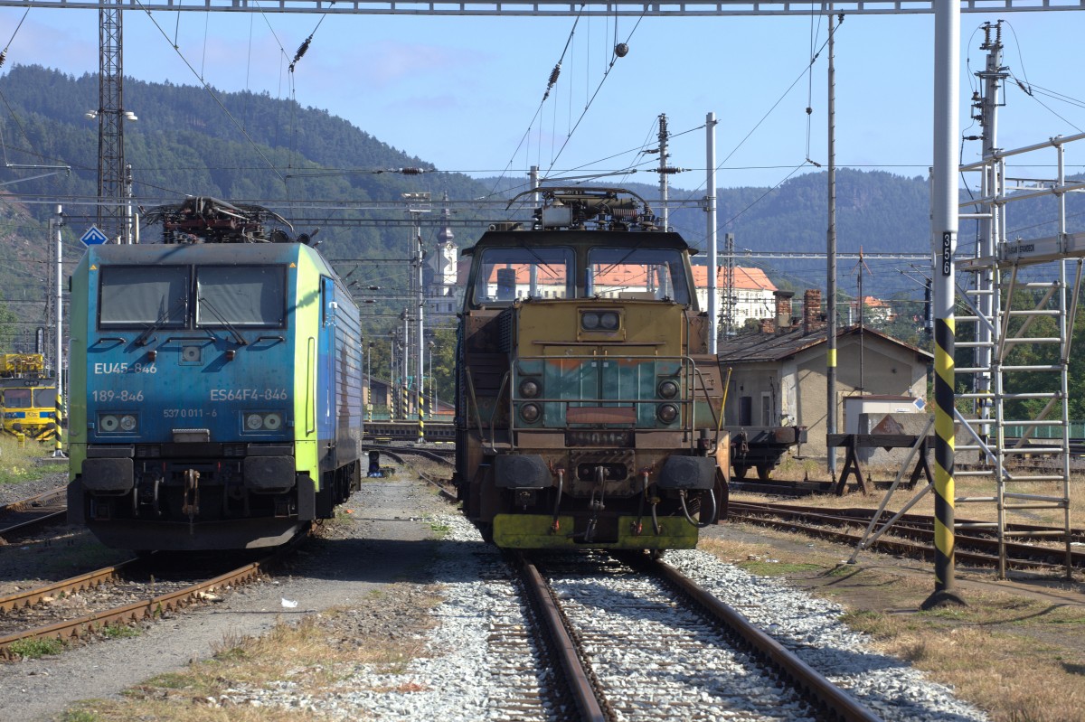 Auf dem Wege zur historischen  Fahrzeugsammlung konnten diese 2 E-Lokgenerationen abgelichtet werden. 29.08.2015 10:34 Uhr.
