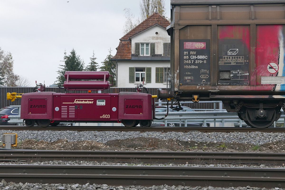 Auf dem Werksgleis einer Spedition in Märstetten  wurde am 16.11.2018 diese Rangiermaschine der Firma ZAGRO gesehen. Aufnahmestandort war ein Grünstreifen zwischen Straße und den Gleisen der Bahnstrecke Romanshorn - Winterthur.