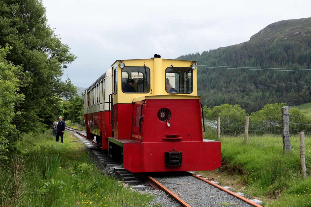 Auf dem wieder aufgebauten Streckenabschnitt der County Donegal Railways hat unser Zug, geführt von der kleinen Lok (Alan Keef Ltd, Ross on Wye, England, No 78R 2007) das derzeitige Streckenende erreicht.  Fintown Railway 18.06.2016