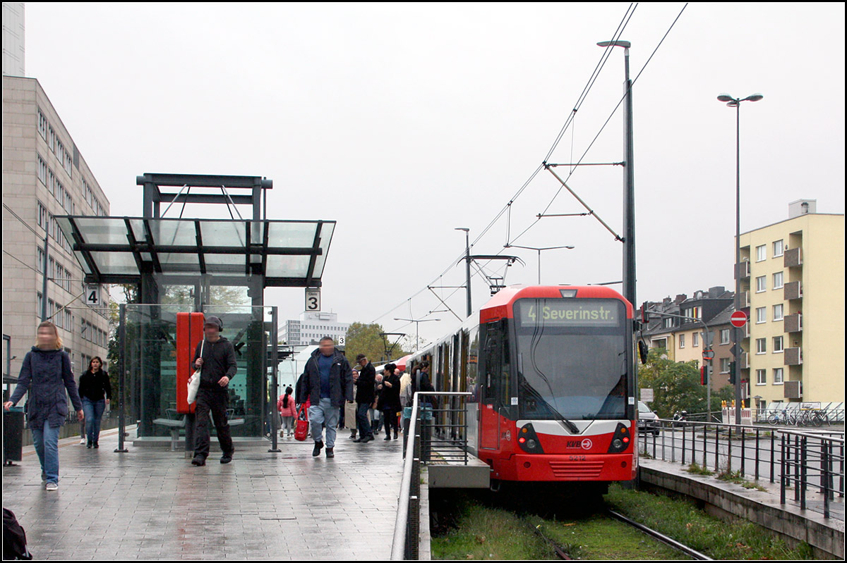 Auf dem Wiener Platz in Köln-Mülheim -

Zusätzlich zum unterirdischen Bahnhof am Wiener Platz liegt an der Oberfläche eine weitere Haltestelle für die Linie 4, die die Tunnelstrecke im rechten Winkel kreuzt. Ein Aufzug verbindet beide Bahnsteige auf direktem Weg miteinanderer. 

16.10.2019 (M)