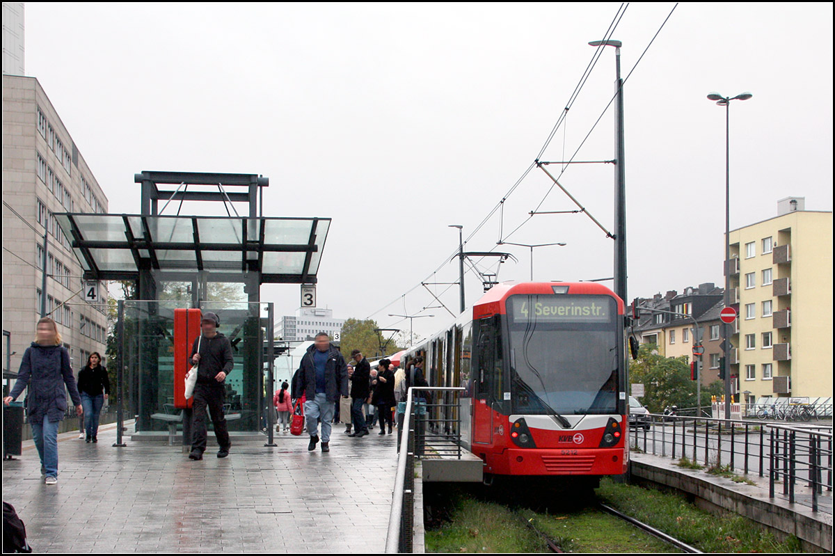 Auf dem Wiener Platz in Köln-Mülheim -

Zusätzlich zum unterirdischen Bahnhof am Wiener Platz liegt an der Oberfläche eine weitere Haltestelle für die Linie 4, die die Tunnelstrecke im rechten Winkel kreuzt. Ein Aufzug verbindet beide Bahnsteige auf direktem Weg miteinanderer. 

16.10.2019 (M)