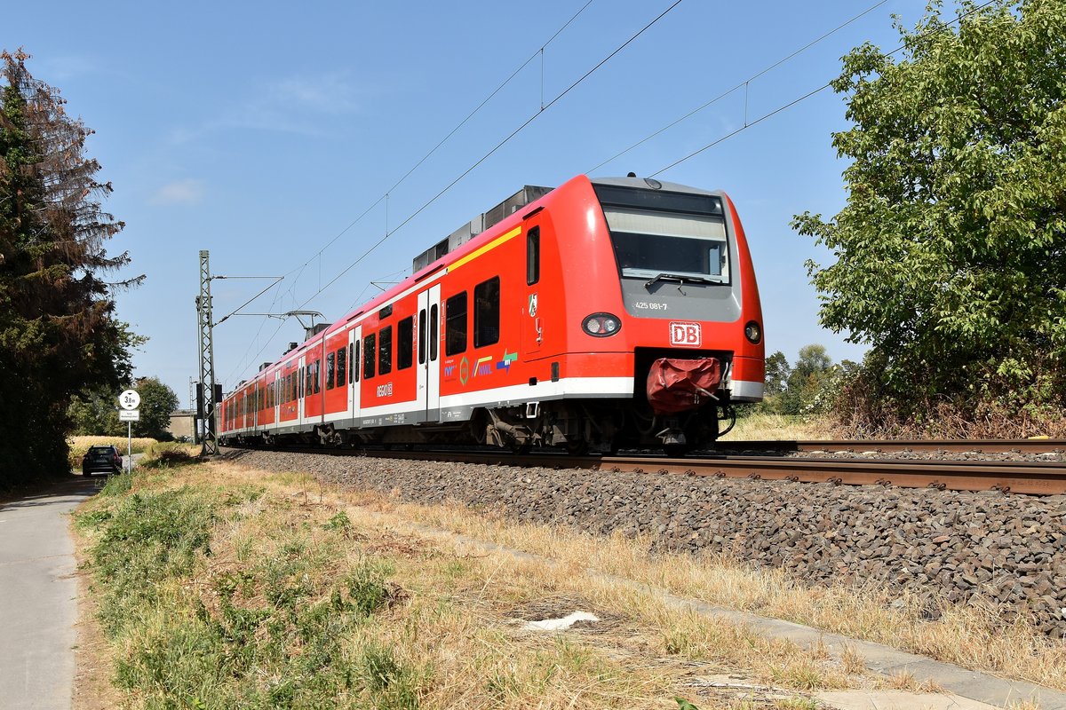  Auf Dienstfahrt ist 425 081-7 gen Düsseldorf Hbf als er mir vor das Objektiv in Kaarst Broicherseite gerät. Sonntag 19.8.2018