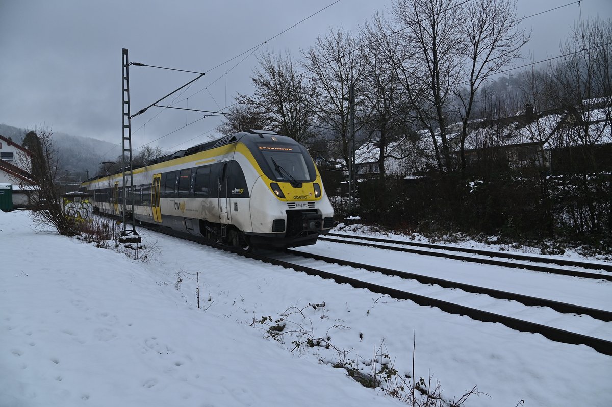 Auf Dienstfahrt ist der Abellio 8442 115 am Mittwochnachmittag in Neckargerach gen Binau fahrend. 27.1.2021