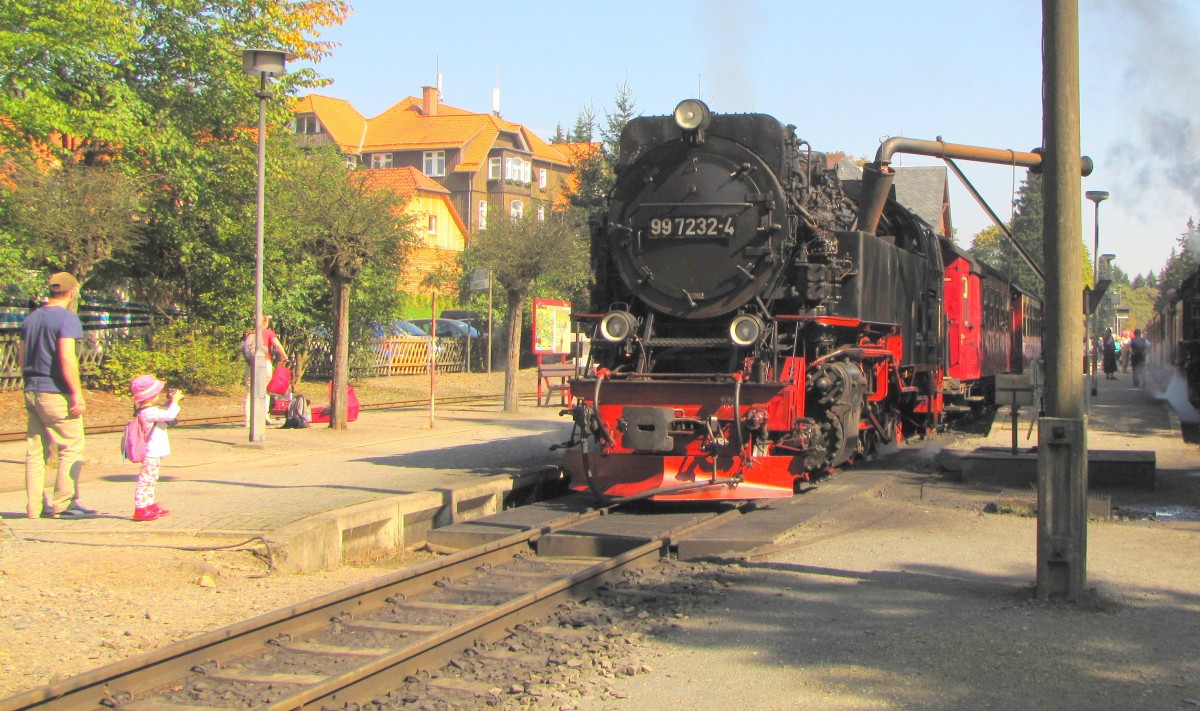 Auf diesem Bild vom 17.09.2014 erkennt man wunderbar, dass Dampfloks auch kleine weibliche Fans faszinieren und sogar schon von diesen selbst fotografiert werden. Als Motiv diente hier die HSB 99 7232-4 mit der HSB 8903 (Wernigerode - Eisfelder Talmühle), in Drei Annen Hohne.