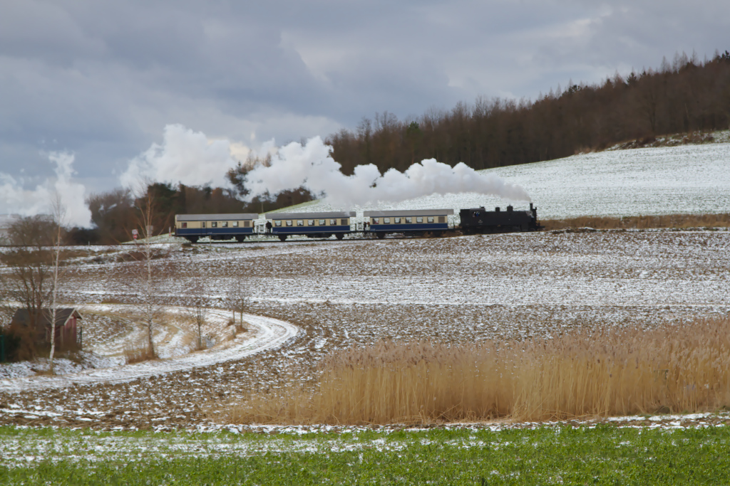 Auf diesem Bild ist die 93.1420 mit dem aus drei wunderschön renovierten Spantenwagen im Gleisbogen bei Wetzleinsdorf zu sehen. (07.12.2013)