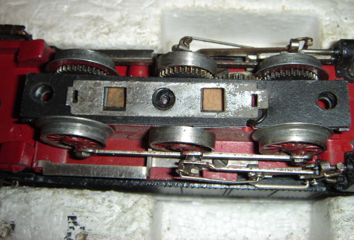 Auf diesem Bild wurde auch noch der Schleifer der TP 800.1 abgenommen. Darunter erscheint die Kontaktplatte und eine Isolierplatte aus Kunststoff (schwarz) und unter allem noch eine weitere Platte aus brüniertem Blech. Aufnahme 28.09.2014